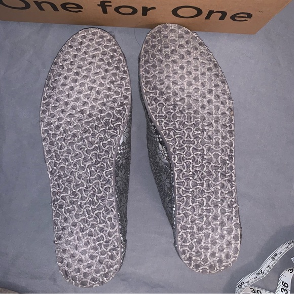 flannel silver snowflake TOMS with red corduroy lining - Picture 3 of 3